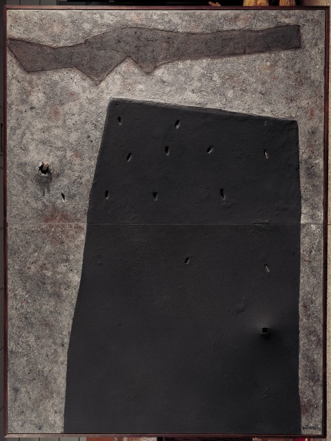 GRAN FORMA NEGRA CON PERFORACIONES Y PINCHOTE