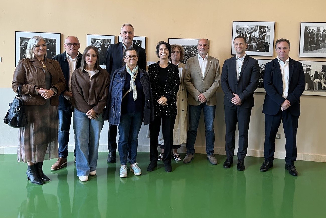 Protagonistas de la emigración gallega relatan a escolares la historia detrás de las fotos de «Nós tamén fomos emigrantes»  Protagonistas de la emigración gallega relatan a escolares la historia detrás de las fotos de «Nós tamén fomos emigrantes»